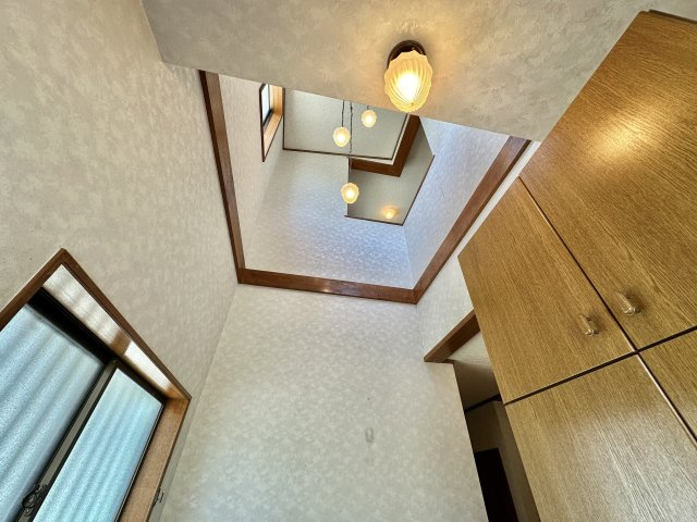 富田林市須賀１丁目　中古戸建の玄関|玄関上部は吹抜になっていて明るい光が差し込みます♪