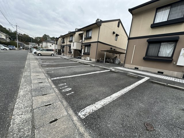 ラ・ジュネスＢ棟の駐車場