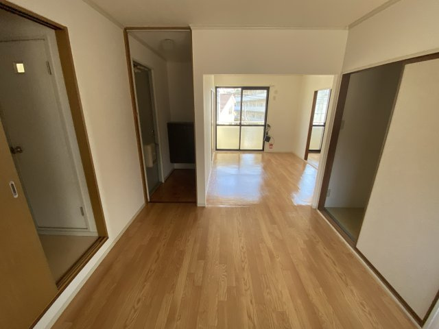 ファミール安室東 A棟の居間・リビング