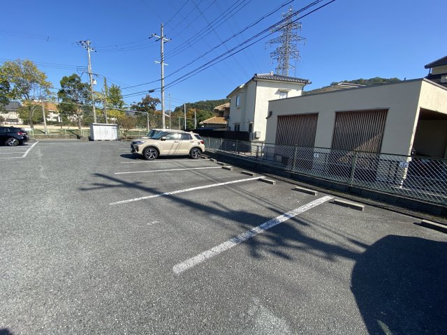 ファミール安室東 A棟の駐車場