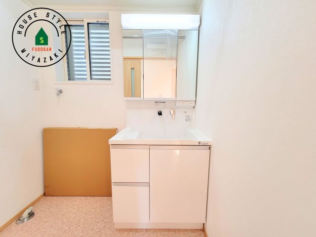 第4下田島平松モデル(5号棟)の独立洗面台|毎日使うものだから清潔な空間を保ちたい水回り。洗面にはそんな願いを解消させてくれる収納アイデアが満載です。三面鏡の裏側にはキャビネットが現れ小物から背の高い物まで収納できます。