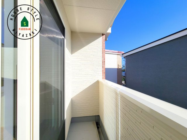第4下田島平松モデル(5号棟)のバルコニー|風をしっかりと感じられるバルコニーでは、毎日が洗濯日和です。広々としているので洗濯も楽しくなるでしょうし、気分転換にバルコニーからの眺めを楽しむのもいいでしょう。