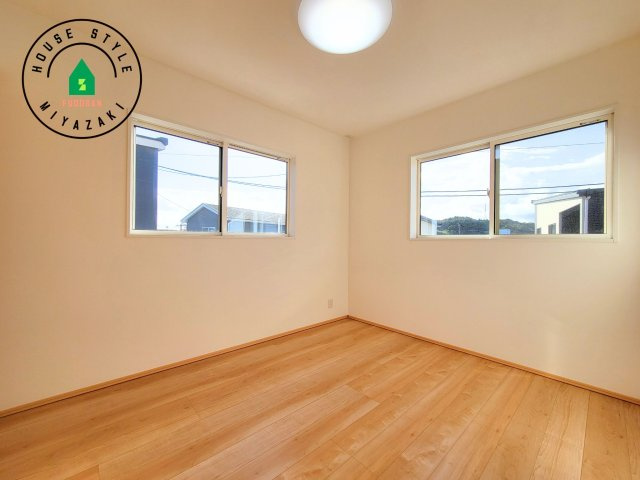 第4下田島平松モデル(5号棟)の洋室|採光良好な洋室は全居室、複層ガラスの遮熱効果と断熱効果で、一年中快適に過ごせます。