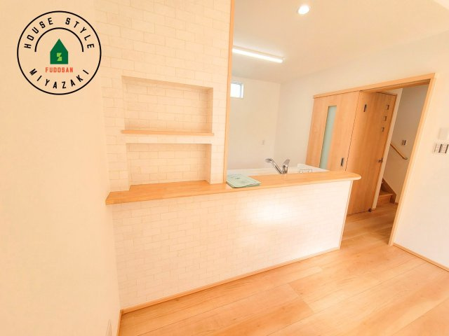 第4下田島平松モデル(5号棟)のダイニング|キッチンから立ち込める香りが今日の料理を期待させます。お風呂の設備も充実しております。