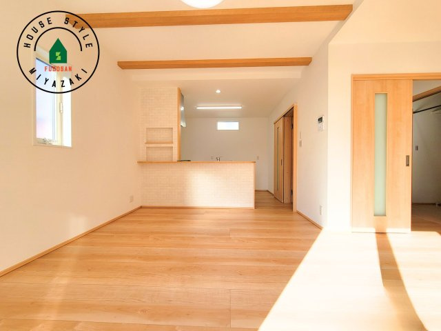 第4下田島平松モデル(5号棟)の居間・リビング|キッチンからリビングをしっかり確認できます。家族の笑顔があふれる空間になりそうですね。