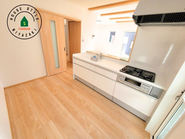 第4下田島平松モデル(5号棟)のキッチン|ご家族を近くに感じられる対面キッチンのLDK。会話もはずみそうですね。