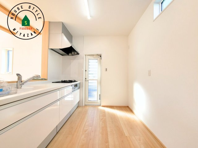 第4下田島平松モデル(5号棟)のキッチン|ダイニングテーブルへの配膳がラクラク、お料理はかどるカウンター付きシステムキッチン！