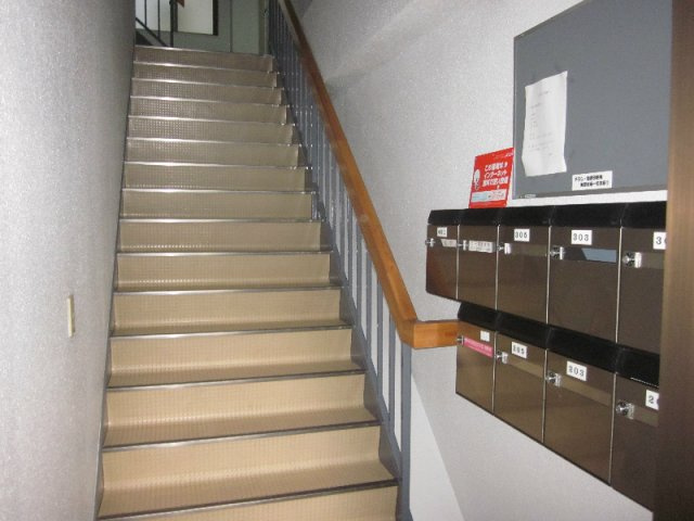 オクト明大前のエントランス