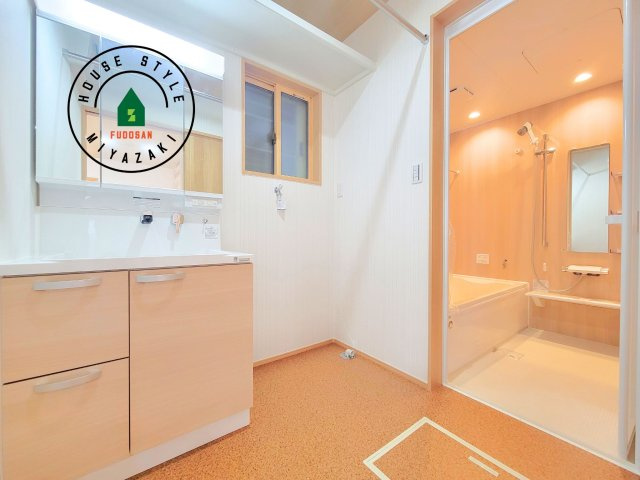 第8本郷南方モデル（2号棟）の脱衣所|ゆとりの洗面スペースで朝の身支度もスムーズに。暮らしを快適に変えるシャワー付洗面台です！