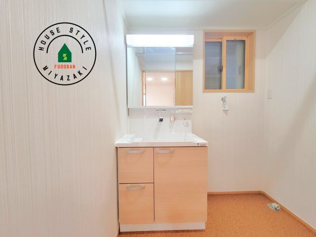 第8本郷南方モデル（2号棟）の独立洗面台|毎日使うものだから清潔な空間を保ちたい水回り。洗面にはそんな願いを解消させてくれる収納アイデアが満載です。三面鏡の裏側にはキャビネットが現れ小物から背の高い物まで収納できます。