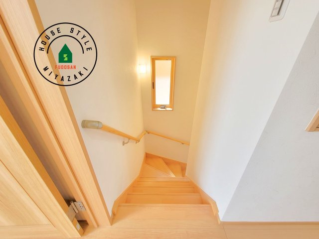 第8本郷南方モデル（2号棟）の内装|＜手すり付階段＞手すりがないと階段の昇り降りで危険なことはもちろん、壁に手をつきながら歩くことで壁紙が汚れやすくなります。すべての方に快適に昇り降りしていただくため、手すりを設置しました。