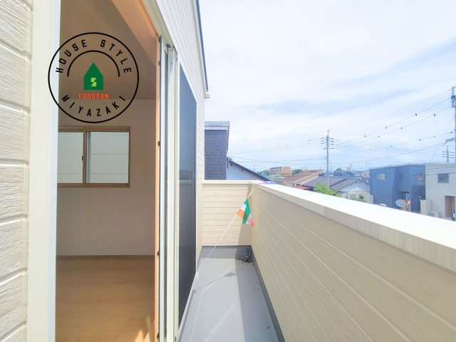 第8本郷南方モデル（2号棟）のバルコニー|風をしっかりと感じられるバルコニーでは、毎日が洗濯日和です。広々としているので洗濯も楽しくなるでしょうし、気分転換にバルコニーからの眺めを楽しむのもいいでしょう。