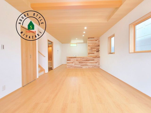 第8本郷南方モデル（2号棟）のダイニング|キッチンから立ち込める香りが今日の料理を期待させます。