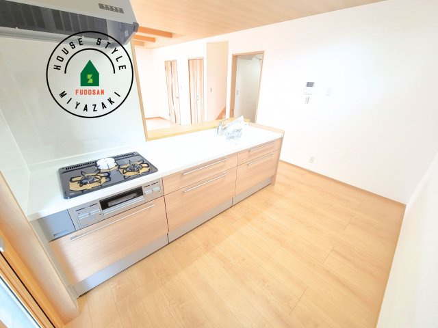 第8本郷南方モデル（2号棟）のキッチン|ご家族を近くに感じられる対面キッチンのLDK。会話もはずみそうですね。