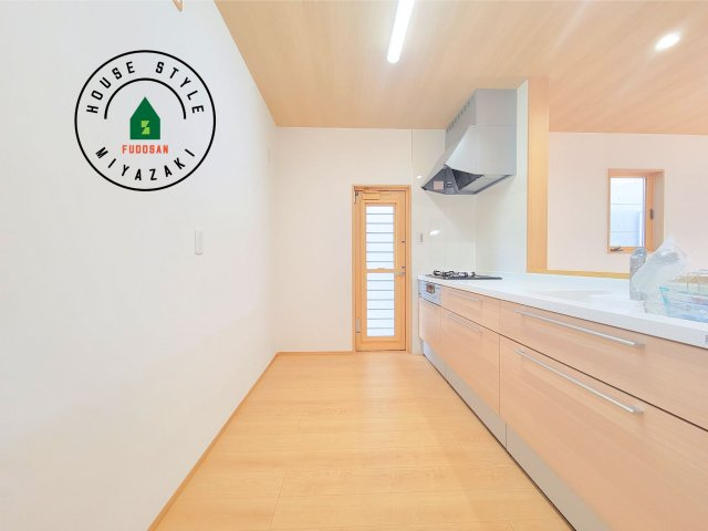 第8本郷南方モデル（2号棟）のキッチン|ダイニングテーブルへの配膳がラクラク、お料理はかどるカウンター付きシステムキッチン！