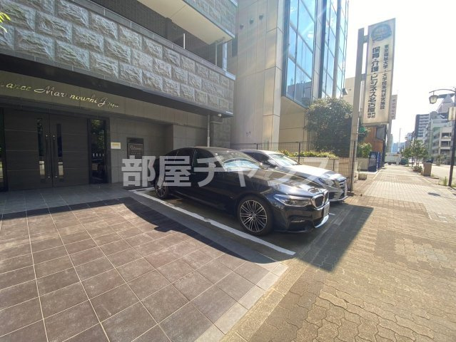 プレサンス丸の内城雅の駐車場