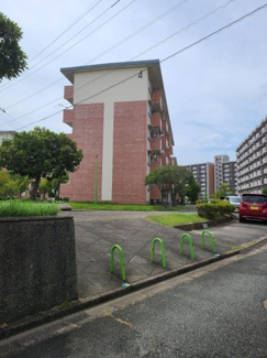 【外観】 | 古賀駅まで徒歩13分。月々の駐車場代がとてもリーズナブルなので、車をお持ちの方でも安心です