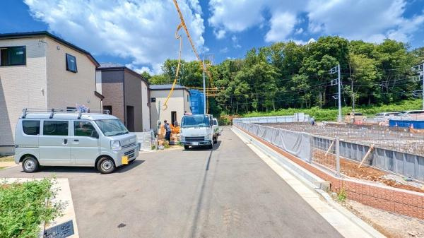 横浜市保土ケ谷区上菅田町の新築一戸建の前面道路含む現地写真|車通りが少ない為、小さなお子様にも安心です。
是非一度、現地へ起こしください。

