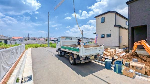 横浜市保土ケ谷区上菅田町の新築一戸建の前面道路含む現地写真|現在建築中の為、同仕様物件もご案内をさせて頂きます。
お車でご自宅まで送迎承ります。