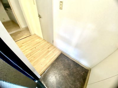 【玄関】 | 新栄プロパティ恩智Ⅲ | 収納もある玄関です