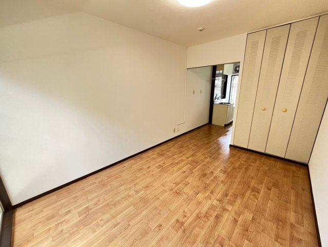 寝屋川市本町のアパートの居間・リビング