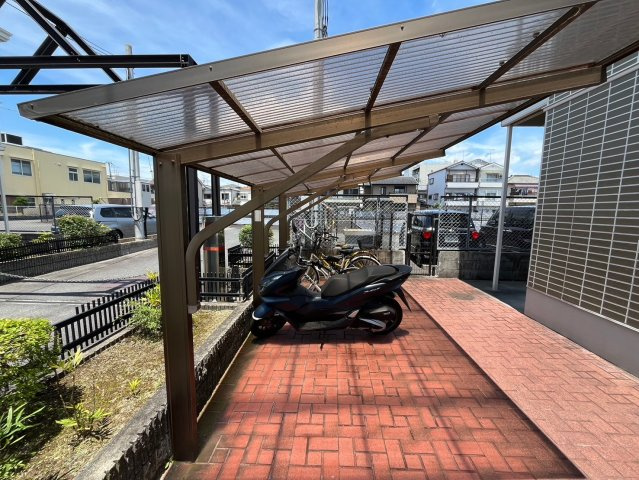 寝屋川市本町のアパートの駐車場