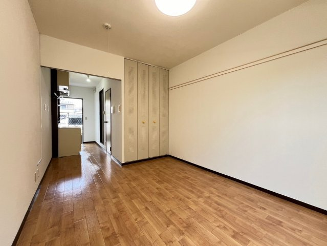 寝屋川市本町のアパートの居間・リビング