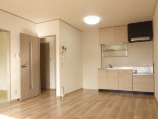 コスモス・ガーデンの居間・リビング