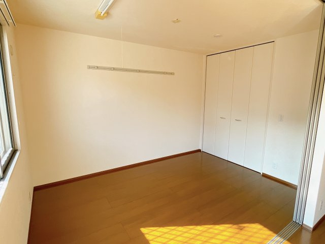 サン アレキの洋室