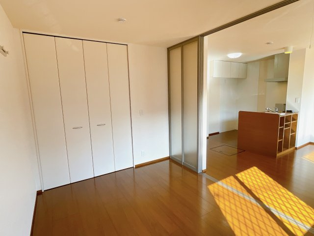 サン アレキの洋室