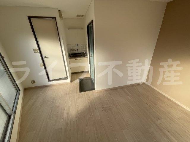 ハナテンイイヅカハイツの寝室|広くて明るい寝室