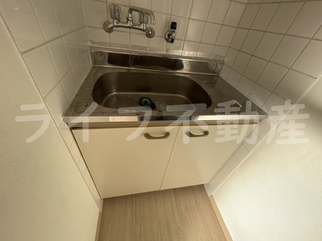 ハナテンイイヅカハイツのキッチン|コンパクトなキッチンで掃除もラクラク