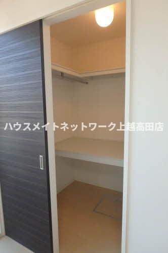 ディアスビーネ高田の収納|ウォークインクローゼット（参考同型101号室室内写真）
