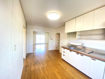 【居間・リビング】 | 早期売却にて値下770万円♪（最上階・角部屋）東新井団地５階 | キッチン、ダイニングまだまだ綺麗です。