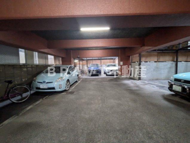 GSハイム西長堀 BRAVI不動産の駐車場