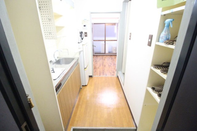 【玄関】 | ロイヤルヴィラあべの | 玄関横にシューズボックスがあります。