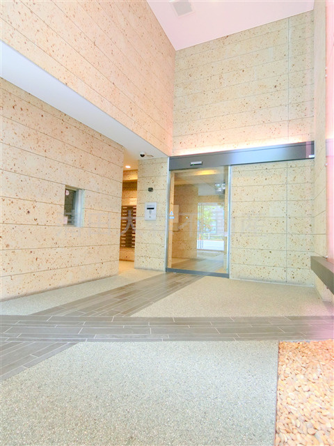 ライジングプレイス大森のエントランス|防犯カメラTVモニター付オートロック宅配BOXメールBOX管理人室　エントランス