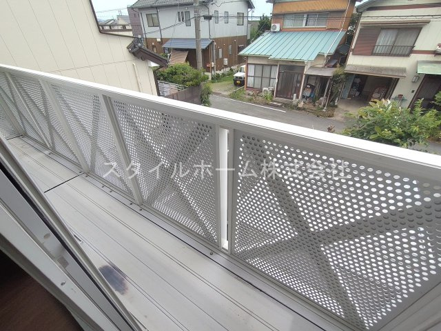 フレグランス三ツ相　A棟のバルコニー