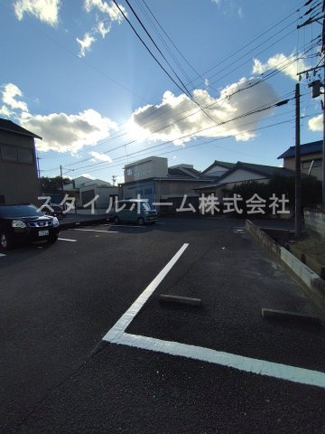 ファミール花田の駐車場