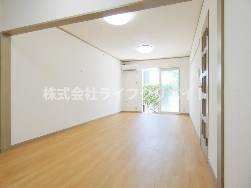 ブリージングタウン百草園の居間・リビング