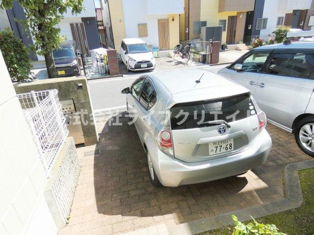 ブリージングタウン百草園の駐車場