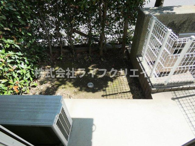 ブリージングタウン百草園の庭