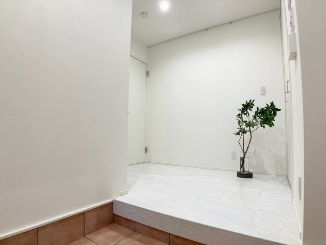 森南町2丁目 中古戸建の玄関