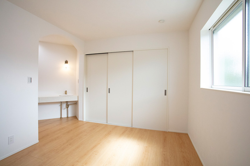 森南町2丁目 中古戸建の洋室|アーチの形状や照明、洗面ボウル、水栓金具にまでこだわった手洗いスペース付きの寝室
インナーバルコニーがあり、外からの視線を気にすることなくお過ごしいただけます
洋室8.1帖（2023年9月新築時）
