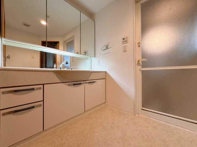 【洗面所】 | グローリー香芝Ⅳ番館 | 広々洗面室♪洗面化粧台が大きいので沢山収納していただけます!(^^)!