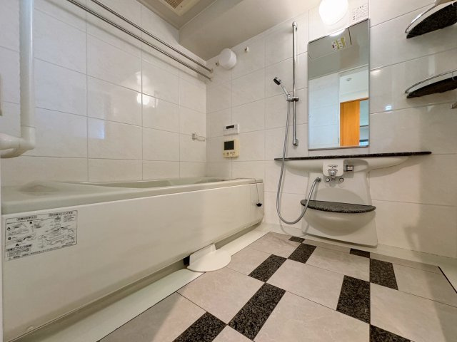 【浴室】 | グローリー香芝Ⅳ番館 | 浴室サイズ1620♪　洗い場も広いですよ!(^^)!