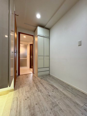 【玄関】 | グローリー香芝Ⅳ番館 | 帰ってきて上着をかけれる収納があるので便利ですね!(^^)!