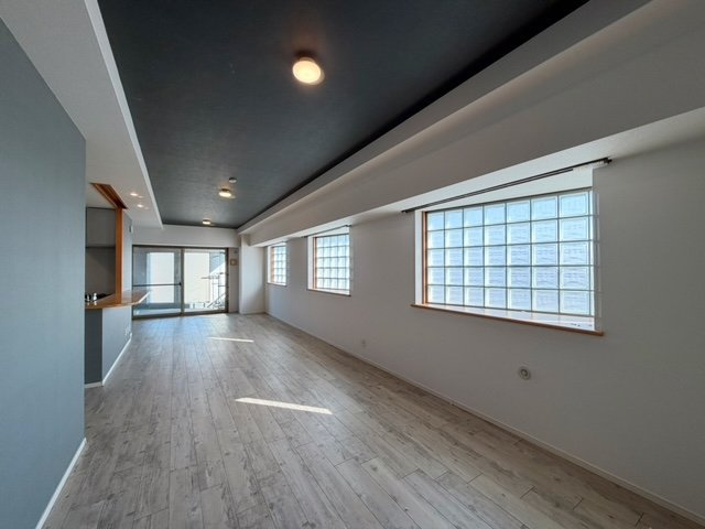 【居間・リビング】 | グローリー香芝Ⅳ番館 | 全室天井・壁クロス貼替、フロアタイル上張りされててお洒落に変身しています(^^)/ぜひご内覧お待ちしております(^^)/