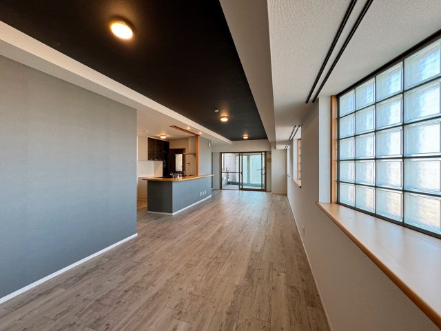 【居間・リビング】 | グローリー香芝Ⅳ番館 | 全室天井・壁クロス貼替、フロアタイル上張りされててお洒落に変身しています(^^)/ぜひご内覧お待ちしております(^^)/