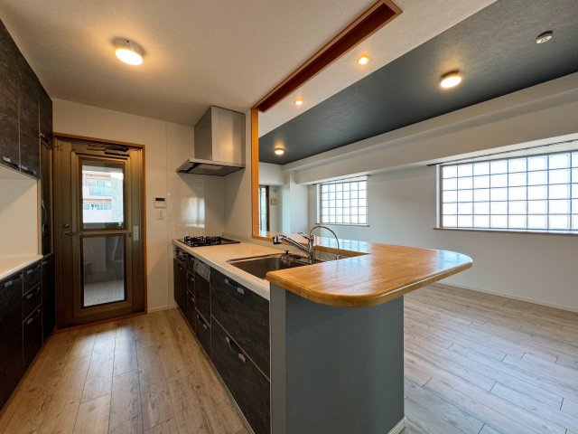 【キッチン】 | グローリー香芝Ⅳ番館 | 解放感がありお料理が楽しくなりそうなキッチン♪ディスポーザーあり♪